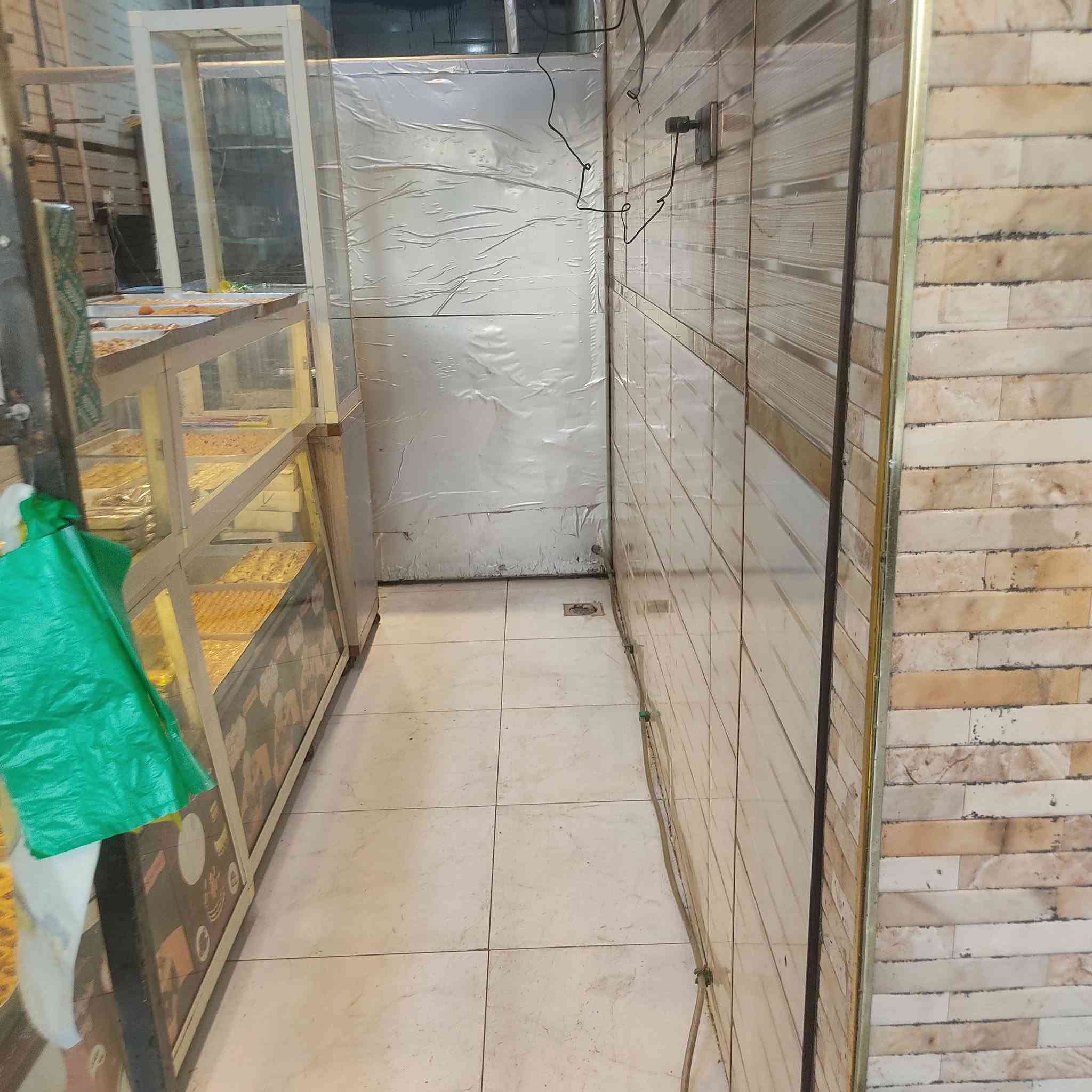 سلام عليكم اخوان يتوفر محل للبيع او للايجار او للاستثمار بشارع الزهورالدركزليه مساحه المحل240 عرض وطول9 جاهزللاستفسار***********
