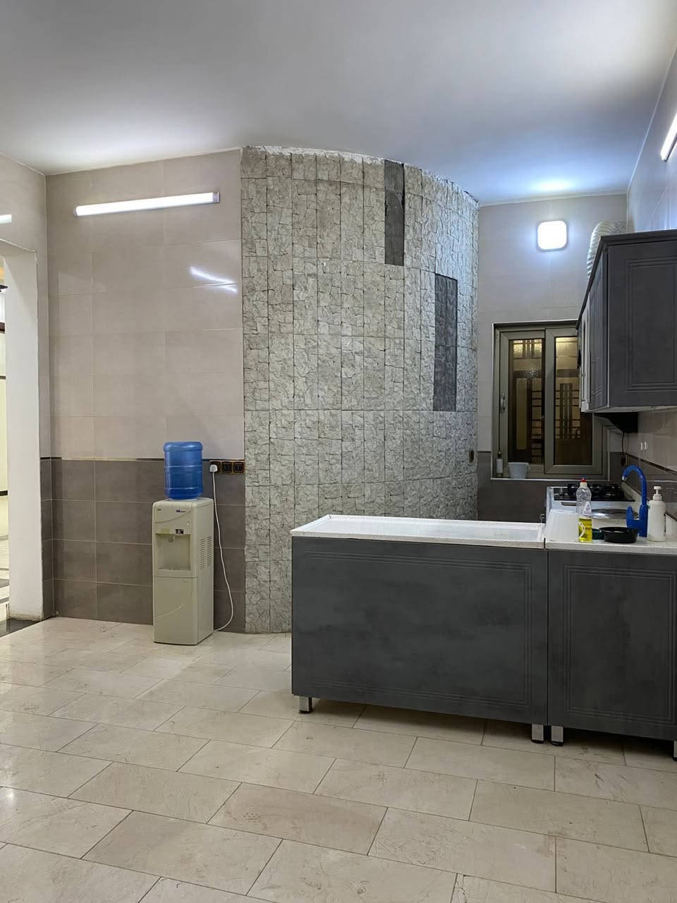 دار للايجار مساحه 240متر متكون من 5 غرف نوم
استقبال+مطبخ حار بارد+4 صحيات
الدوره مدخل البعيثه مجمع العدل 
الاستفسار ***********
