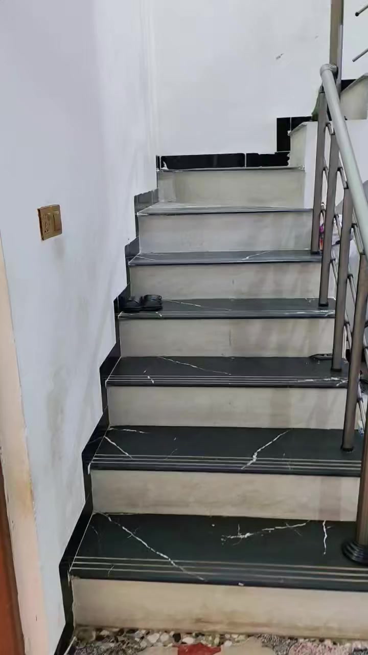 #دارللبيع_حي١٨_العسكري_الجديد
مساحه الدار ١٧٠متر واقع حال ١٥٠متر طابقين في السند الواجه ٨ونص ونزال ٢٠متر بناء طابوق درجه اولى شارع ١٥٠متر بناء حديث يحتوي البيت على ثلاث غرف نوم واستقبال واصاله ومطبخ وصحيات وكراج كبير  للاستفسار عن السعر الاتصال على الرقم *********** *********** او خاص@
