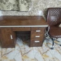 ميز مكتبي جديد مع كرسي متحرك طبي السعر ١٩٠ الف وبيهن مجال بسيط07715530...