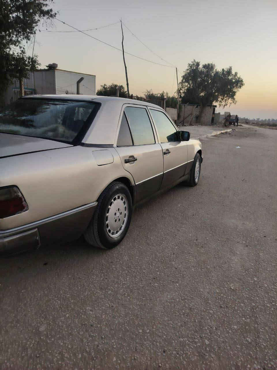 السلام من رخصة الادمن سياره مرسيدس موديل 89مصبوغه جماليه كير ومكينه تمام غرفه نظيفه رقم بغداد انكليزي السياره نصبتها حلوه سنويه ماصاقطه السعر 40وبي مجال مكان السياره الديوانية قضاء البدير وإذا اكو مراوس حسب القناعه رقم الهاتف ***********
