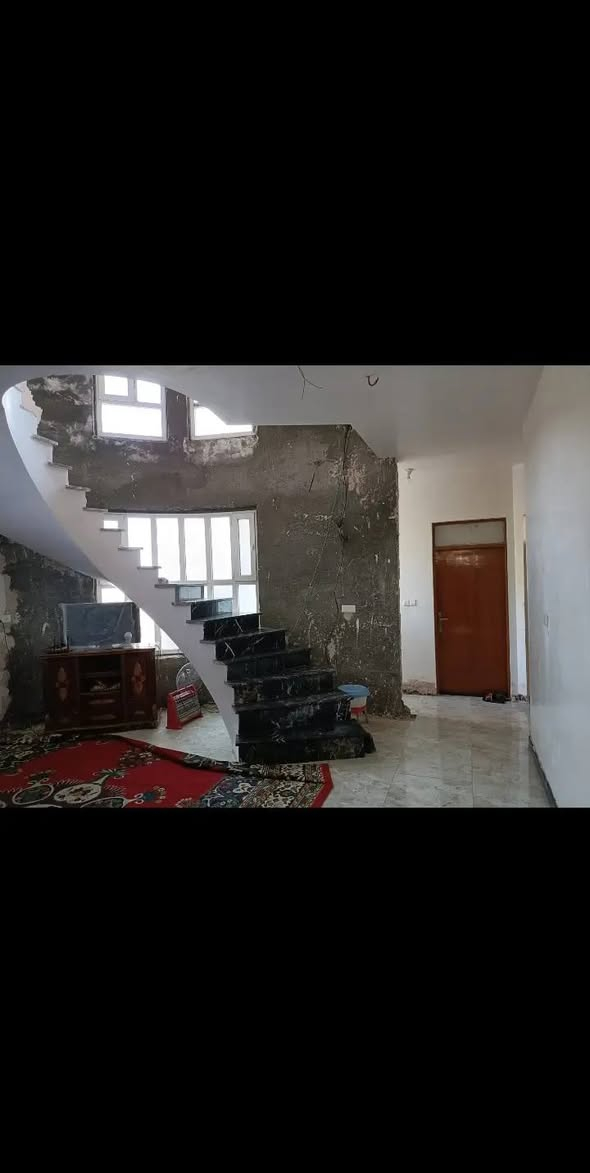 قطعة ارض  1000 متر  ركن ومن ضمنها دار  200 متر  بناء كلاهما بسعر  مناسب ب ١٩٠ مليون فقط يبعد عن فلكة الدلال  وجسر الكوفة تقريبا 600 متر فقط نوع القطعه طابو زراعي تفاصيل البناء غرفتين 4في5 ومطبخ 4في5وصالة6في5 واستقبال.  ٦ في ٥ .٥ بنيان جناي 
وحمام 2.5*3.5 وكراج وتواليت خارجي
ومتوفر خدمات ماء وكهرباء قرب التبليط
وللاستفسار هذا رقم صاحب الدار ***********        وبي واتساب النجف, العراق
