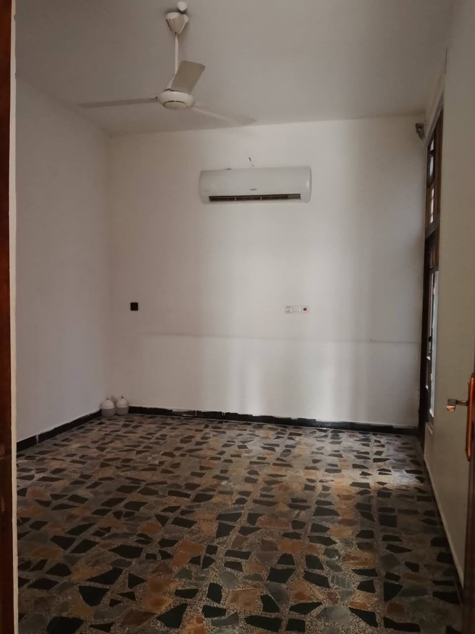 للبيع بيت 100 متر بمنطقة الشعب — مرتب وجاهز للسكن

📍 الموقع: الشعب، مقابل حسينية المصطفى، شارع 30
مطل على سوق الفورتات وقريب من ضامر أبو النشاية.

البيت يحتوي على:

- كراج سيارة
- خدمات خارجية
- غرفة خطار
- صالة
- مطبخ معزول
- غرفة نوم بالطابق الأرضي

الطابق الثاني:

- غرفتين نوم
- خدمات

الطابق الثالث:

- غرفة سندويج مخزن

البيت مرتب وتقسيمه مريح ومناسب للعائلة.

📞 للاستفسار: ***********
