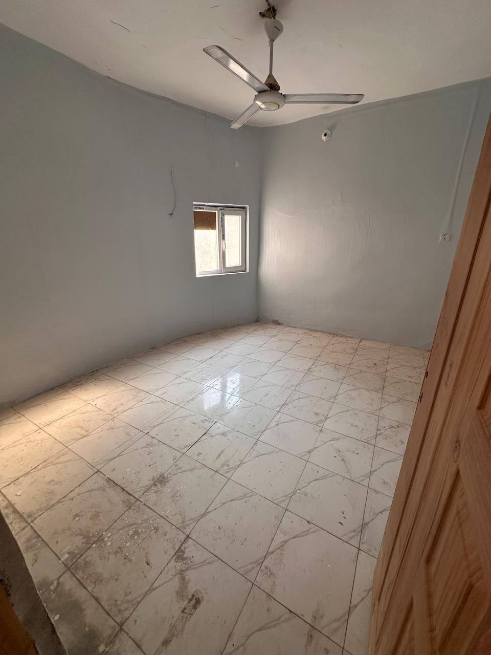 السلام عليكم دار للبيع سند 25 تحويل مباشر مساحه 100م يحتوي على صاله وغرفه ومطبخ وطرمه وحمام وصحيات داخليه غربي و خارجيه شرقي السطح مطبك فرشي السقف صب كونكريت تانكيات ثنين ابو ل 1000 وسخان العنوان أبو خستاوي شارع الغسل يبعد عن التبليط 30متر السعر جداً مناسب هاتف ***********
