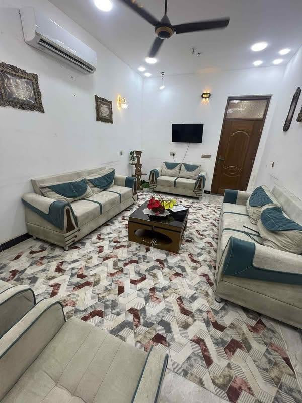 سلام عليكم بيت في حي الحكيم ١٥٠ متر طابقين طابوك سطح شتايكر يتكون اربع غرف نوم استقبال هولين داخلي صحيات بطابق الارضي والطابق الثاني صحيات برى مطبخ حار وبارد مع الكاونتر حديث بيتونه جبيره بناء حديث للاستفسار الاتصال على رقم ***********
