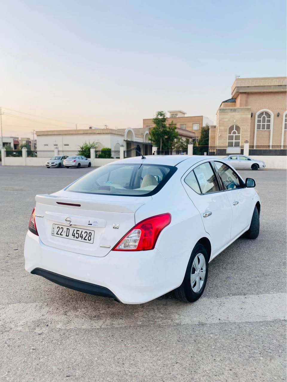 نیسان سەنی(لاکشمیبای)٢٠١٥ 
یەدە نیکل فول مواسەفات دەبل گێچ ڤۆلیوم شاشە ئایپات و کامیرە گێڕ تۆماتیک گێڕو مەکینە و تەبریت بەشەرت ٣پارچە سبوخ جەمپێکی کەمی پێش و پشتی هەیە سەیارەکە زۆر پاک ماوەتەوەو ماڵی دۆستە رەقەم و سەنەوی نوێ نرخ ٨٢$وەرەقەو مەجالەکی برایانە 
📞رەقەم تێل    *********** أربيل, العراق

