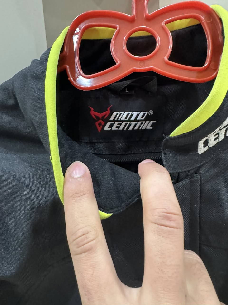 سلام عليكم جاكيت سيفتي جديد  قياس L  بي بطانه شتويه ميطبلك هوه فول كسارات مكاني بغداد توصيل موجود خاص او ***********
