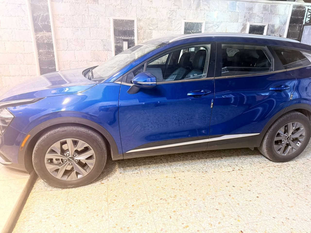 سلام عليكم. 
كيا سبورتج امريكي 
مديل 2023 
ماشية 33 الف مايل 
بصمة السيارة
قمارة حديد حادثها مثل ما موضح بصورة 
بدون ايرباك 
رقم بغداد الجديد 
مكان سيارة بغداد شارع فلسطين 
السعر 200 وبيها مجال 
رقم تليفون ***********
