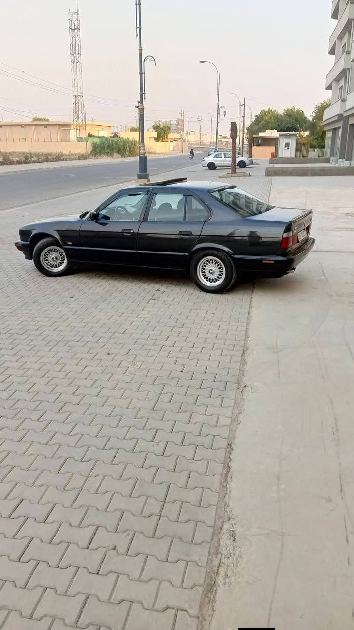 بي ام 525 اصل كبس عدل.موديل 1991. كير اوتوماتيك.تبريد شغال.سقف سلايت.تشغيل عن بعد. بجم عريض. 4جامات كهرباء. نظام سبورت ايكو شغال.بطاقة بنزين موجود. سنوية لحد 2027 .سنوية باسمي شرط تحويل.سعر65ورقة بيها مجال قليل. رقم موبايل *********** الشراي يخابر رجاء.مكان السيارة كركوك.
