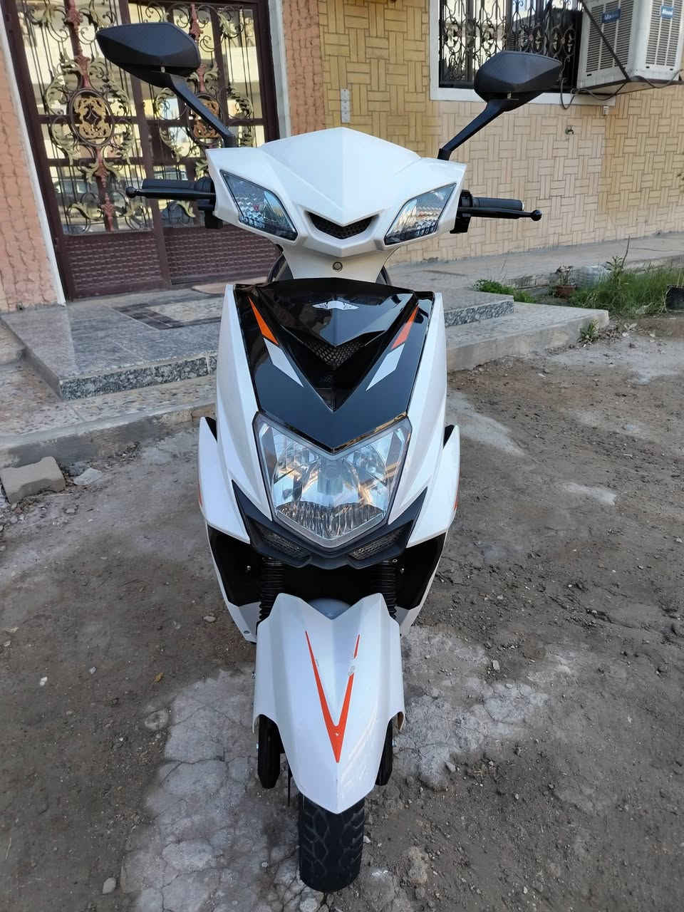 السلام دراجه شحن سكنس قرش Mtr استيراد مؤيد طياره جديده جدآ.
بطاريات كرافين كبار عدد 6.
تشغيل كارت وبصمه وسويج.
السعر ٧٠٠ وبيها مجال بسيط.
مكاني جادريه  ***********
