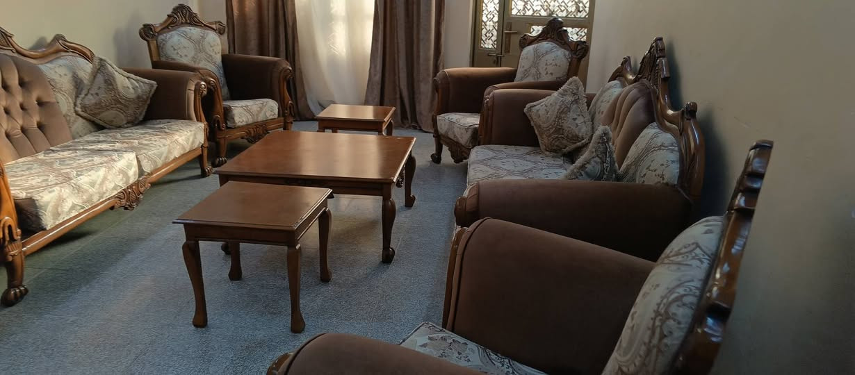 تخم قنـفـات (ديوان عراقي) كلاسيكي ملكي 11 قطعة - خشب زان دمياطي أصلي بحالة الوكالة ومغسول بالكامل للبيع في الدجيلالتفاصيل:السلام عليكم ورحمة الله وبركاته..أعرض للبيع تخم قنفات كلاسيكي (ديوان ملكي) فخم جداً، يتميز بالمتانة العالية والرزانة. التخم مصنوع من خشب الزان الطبيعي الأصلي 100%، ومعروف بقوته وتحمله وعمره الطويل، ويحتوي على نقوش وحفر يدوي مميز وناعم يضفي لمسة جمالية وفخمة للمكان.حالة التخم:التخم بحالة ممتازة جداً وشبه جديد (بحالة الوكالة). تم عمل صيانة وتنظيف شامل للتخم بالكامل، وتم غسل جميع الشراشيف وأغطية الوسائد بعناية فائقة. الإسفنج ضغط عالي ومريح جداً في الجلوس ولم يهبط نهائياً. التخم نظيف تماماً ومعقم، وجاهز مباشرة لوضعه في مجلس الرجال، أو ديوان الاستقبال، أو صالة الضيوف بدون الحاجة لصرف دينار واحد عليه.مكونات التخم الكاملة (11 قطعة متكاملة):قنفة حجم كبير (عدد 2): تتسع الواحدة من 3 إلى 4 أشخاص براحة تامة، بتصميم ظهر (كابيتونيه) فخم مريح للظهر.كراسي مفردة نفر واحد (عدد 4): خشب ثقيل ورزين جداً وتصميم ملكي مريح.طاولة وسطية رئيسية (عدد 1): حجم كبير، مصنوعة من نفس الخشب واللون، وتصميمها متناسق تماماً مع الطقم.طاولات جانبية خدمة (عدد 2): حجم صغير لوضع الضيافة بجانب الكراسي.مخاد (وسائد) ديكور (عدد 4): تأتي هدية مع الطقم، بنفس النقشة الكلاسيكية الفاخرة والقماش الممتاز المتناسق مع ألوان التخم.سبب البيع: التغيير فقط، والطقم مخزن بعناية ومحافظ عليه جداً.الموقع: صلاح الدين - الدجيل.السعر المطلوب: 950 ألف دينار عراقي (وقابل للتفاوض البسيط جداً بحدود المعقول للشاري الصامل).ملاحظة: التحميل والنقل على الأخ المشتري.التخم فرصة حقيقية لمن يبحث عن أثاث ثقيل و"مال عمر" يعيش لسنوات طويلة بدل الأثاث التجاري الخفيف الموجود بالسوق اليوم.للتواصل، والاستفسار، أو لتنسيق موعد للمعاينة في الدجيل، يرجى المراسلة عبر الخاص أو الاتصال مباشرة على الرقم: [787 258 4837]


**إذا كنت صاحب هذا الإعلان وتريد حذفه لأي سبب، رجاءا أرسل رسالة إلى الدعم الفني**