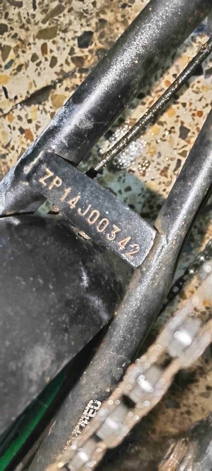  دراجة هوائية (قابلة للطي) بحالة ممتازة للبيع
​المواصفات:
​النوع: دراجة قابلة للطي (Folding Bike) سهلة التخزين والحمل في السيارة.
​ناقل الحركة: مجهزة بنظام Shimano SIS Equipped (يضمن سلاسة في تبديل السرعات).
​الإطارات: مقاس 20 إنش (حجم 20x1.50) مع رينجات (جنوط) ألمنيوم باللون الأخضر المميز.
​الإضافات: * سلة أمامية واسعة للأغراض.
​رفارف خلفية وأمامية للحماية من الطين والماء.
​مقعد مريح وقابل لتعديل الارتفاع.
​مقابض يد كلاسيكية باللون البني.
​الحالة: الدراجة نظيفة، الهيكل متين، وجاهزة للاستخدام المباشر.
​الرقم التسلسلي: موجود وموضح في الصور لضمان الملكية (ZP14J00342) مكاني بغداد.