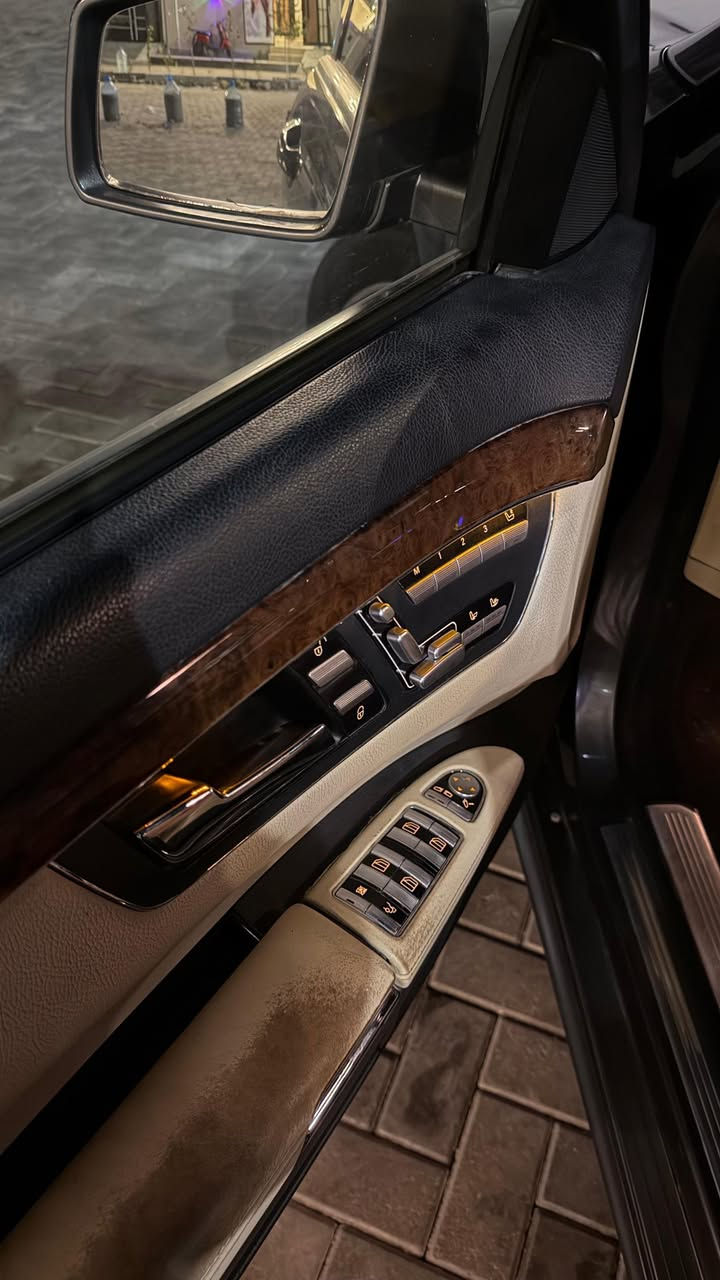 موديل ٢٠٠٩ فول للاخير
باب طويل داخل اوف وايد واسود
كفاله من الكص متومه طبق الأصل وارقام اصليه وسنويه 
كت كامل AMG 
كزوز AMG
فجوج برمبو
لايت دخاني
ويل AMG
بيبان شفط
تبريد ثلج
بلوتوث
تنته
تخم تاير جديد
محرك 5000 المرغوب
وكلشي بيها شغال وجاهز مال جني
السعر ٨٠ ورقه وبيها مجال
رقمي ***********
