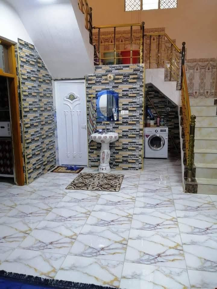 سلام عليكم بيت مساحه 500م البناء 120م مي  ماكو بس تناكر مكانه كرغوليه سده جبور شارع التكيه سعر خاص ***********.    ***********
