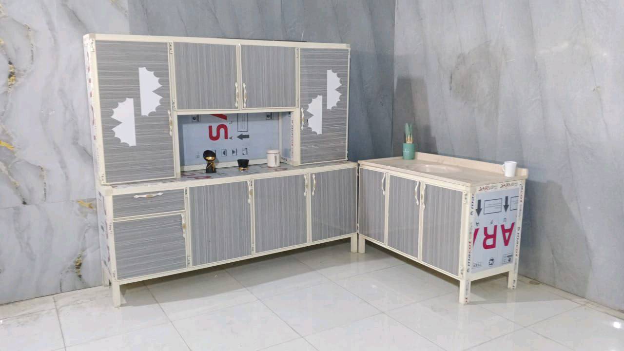 مجموعة كاونترات مطبخ أنيقة ومميزة، متوفرة في ألوان وتصاميم متنوعة تشمل الأحمر، الرمادي، الأسود والأبيض. مثالية لتحديث وتجديد مطبخك بإضافة لمسة عصرية وجذابة. تتكون الكاونترات من خزانة علوية وأرضية مع مساحة لحوض المطبخ.

كل كاونتر مصنوع بدقة عالية لضمان القوة والمتانة، ومصمم للاستفادة المثلى من المساحات في المطبخ.