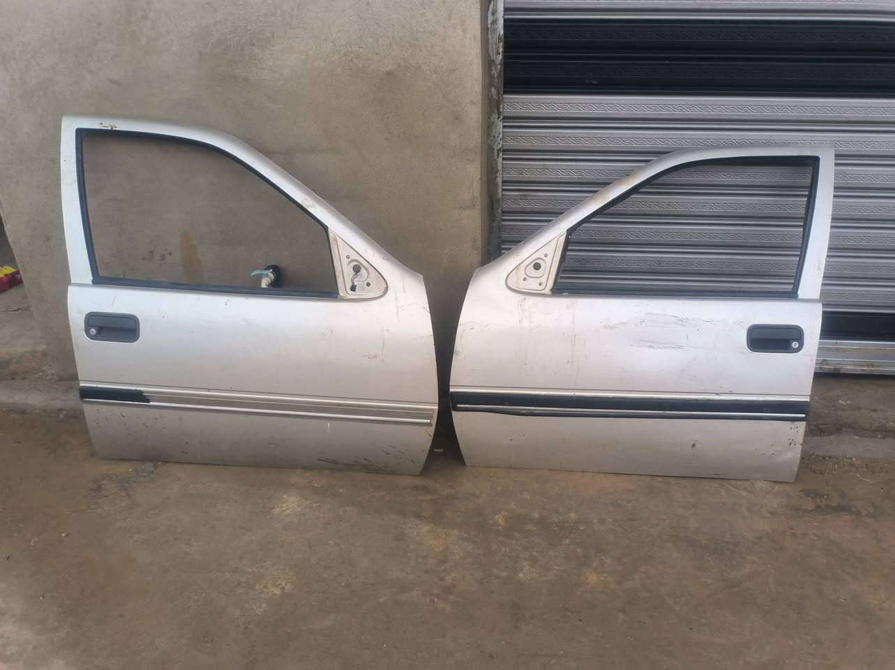 السلام عليكم
أربعة أبواب فكترة للبيع نضاف جدد .كشنات اثنين كدام انضاف 
سعر الابواب 250 الف .وسعر الكشنات 80 الف
للتواصل على الرقم ***********
