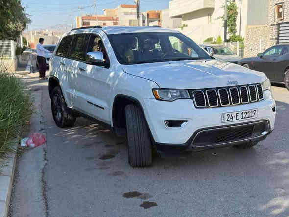 للبيع سعر 238
#جيب گراندشيروكي 2017
بدون صبغ واحد جملغ صبغ امريكا 
*********** /*********** 
ماشيه 180الف، ميل
گير ومحرك بشرط لامفتوح ولاصرف ولابخار.
 تشغيل عن بعد، 
شاشة وكامرة، 
وحساس خلفي، 
دفع رباعي4x4، 
لايتات زينون ابيض عالي وناصي. 
ويل كروم حجم20. 
بصمة ابواب وبصمة تشغيل
تبريد مركزي
السيارة حلوة ونظيفة 
تايرات جديدة
سنوية ورقم جديد لحد2029 تحويل وغرامة شرط
المكان زاخو أربيل
