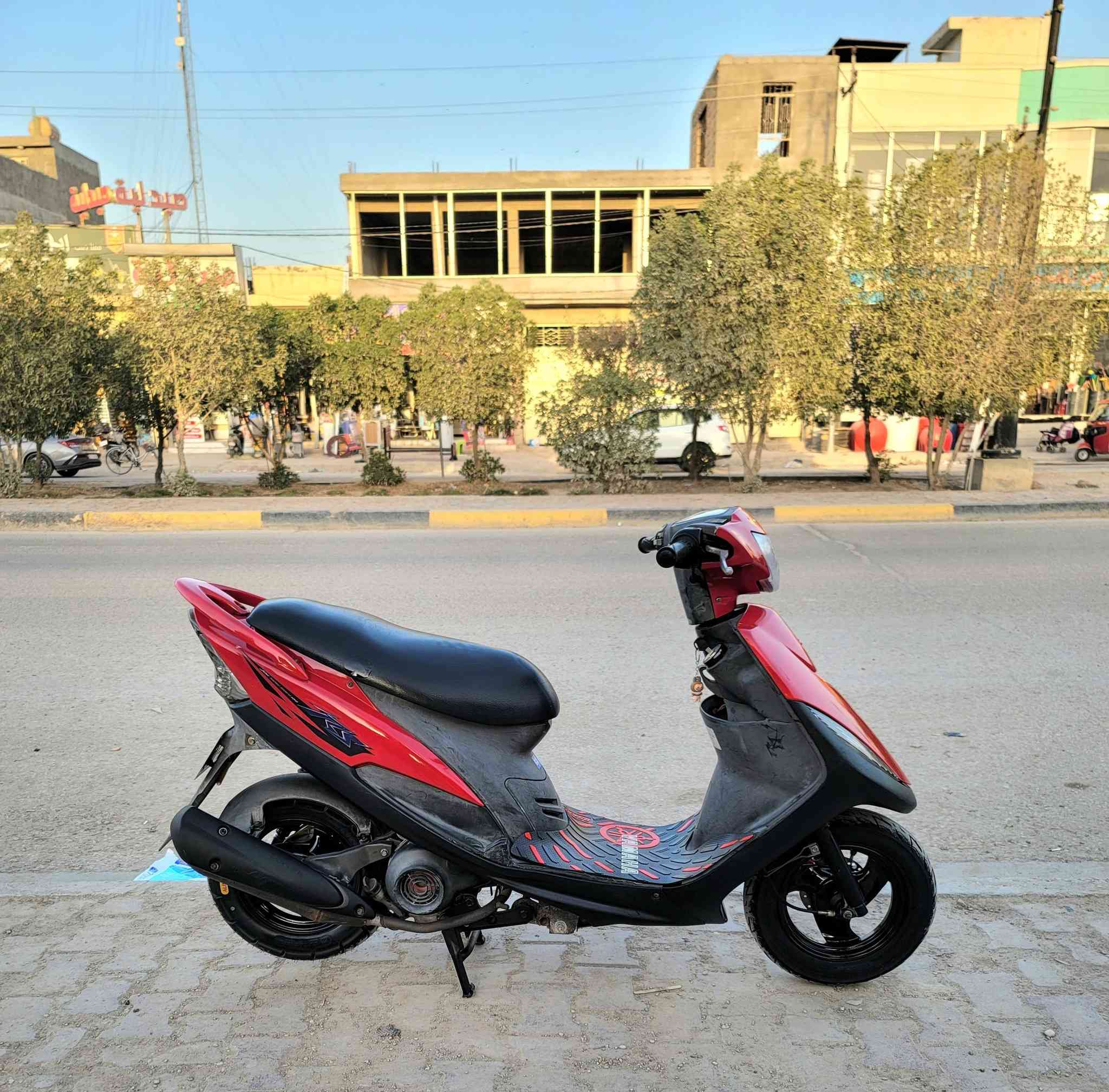 سلام عليكم 
دراجة ماكس عدلة موديل 2006 دراجة طك كارتون كلش جديدة صارلها 4 اشهر من طالعة من الرمبه ختم واحد وية المكينة ومكفولة كفالة عامة من كلشي شلعة ومعدل ونعومة فوول شرط خرسة ونص نكرة سلف دراجة مال جناي للبيع سعرها 650 وبيها مجال مكاني كربلاء /طويريج الشراي يتصل ***********
