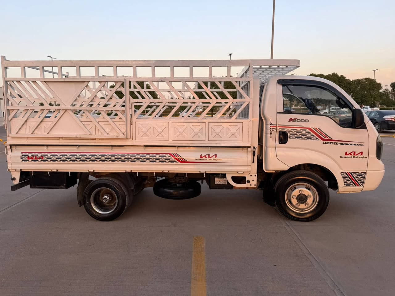 كيا حمل 2010
حجم المكينه 4000 فحل 

بيها نصف باب السائق صبغ فقط

صدر أمامي وخلفي جديد 

تبريد شغال ثلج

السياره من الدعاميه للدعاميه شغال

السعر 110 ورقه

للتواصل وأتساب رقم صاحب السيارة ***********
