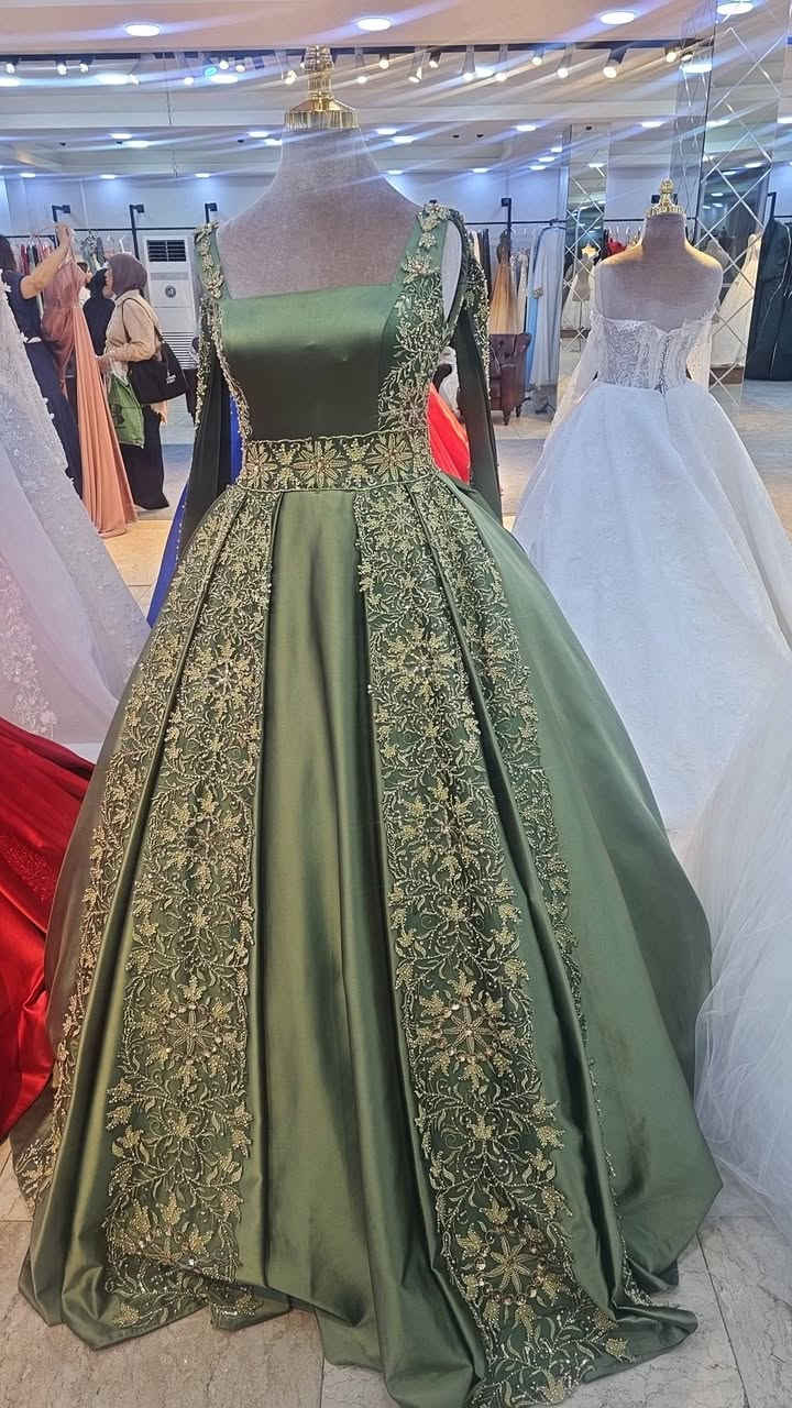 بنات لحكو على العروض بدلات زفات وحنه سعر ١٠٠ للبيع 
فساتين المدعوات اسعارهم من ٢٥ الى ٧٥ كلهم جدد مملبوسات 
توصيل ماكو المكان ساحة بيروت أزياء أيلا *********** 
لحكو بعد كومه مديلات ملحكت اصورهم 
@إشارة
