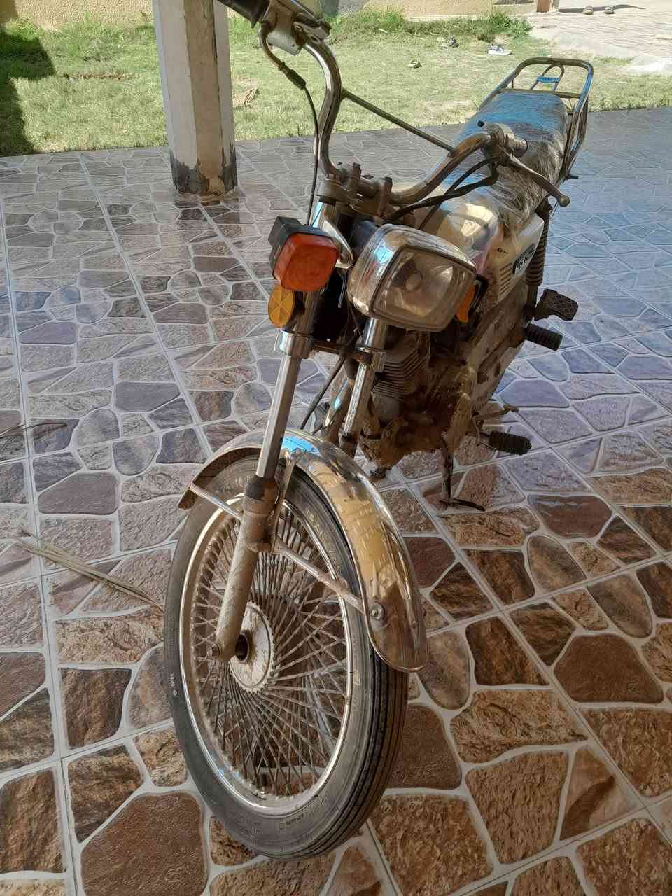 دراجه للبيع كلك مكفول من كلشي الدراجه يحتاجله ترتيبات بسيطه و يحتاج سكليتر بانزين و وضفيره و باتري السعر 275 المكان واسط عزيزيه مو شراي لا تعبني كبد الرقم ***********
