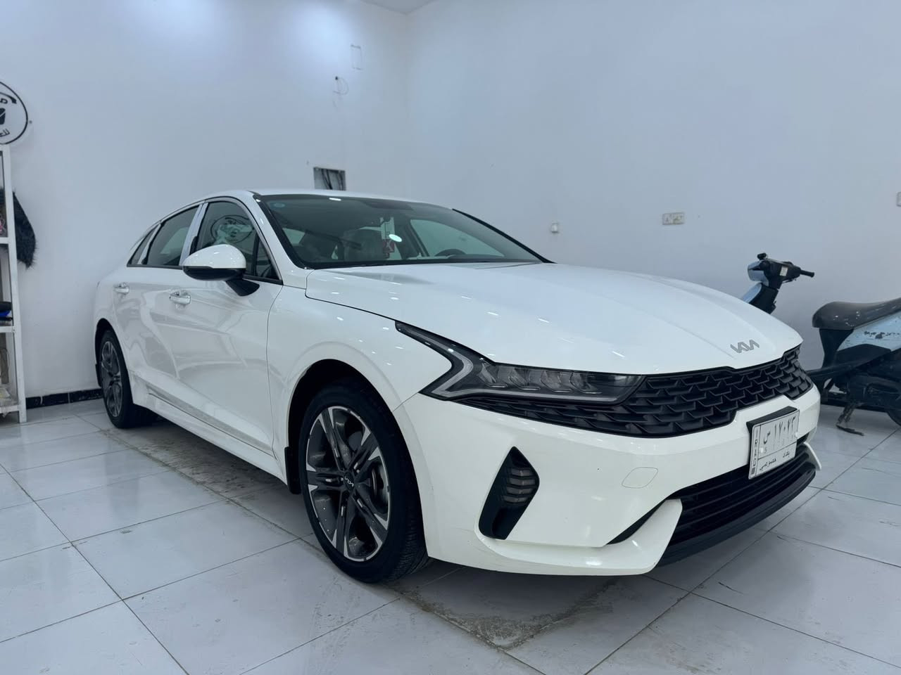 السلام عليكم
كي فايف  2023 وارد خليجي مكفول عامه 
لون ابيض 
نص فول 
تشغيل عن بعد 
بصمه 
محرك 2000
داخل شامواه 
بعدها بلايلون الوكاله 
ويل 18 
ماشيه 46 
رايدها 215$ وبيها مجال قليل
مكان العماره ميسان 
لتواصل ***********
