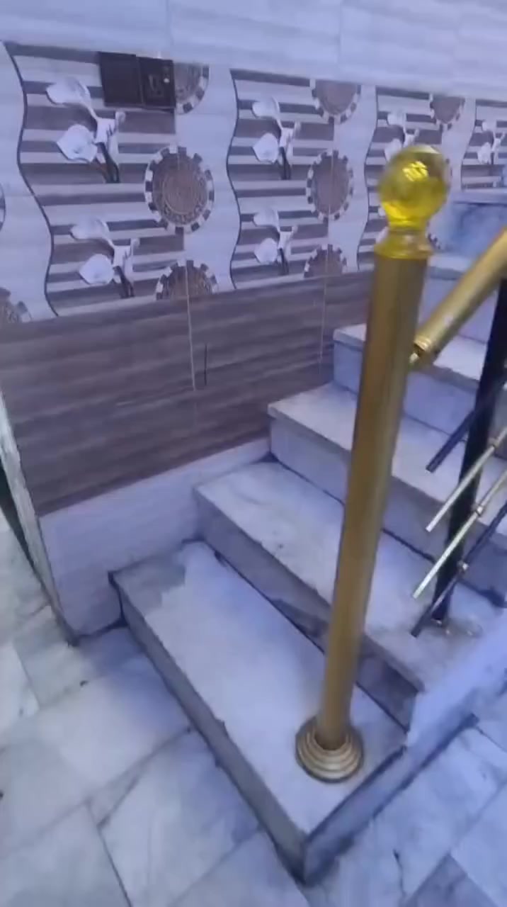 السلام عليكم ورحمه الله وبركاته بيت لبيع مساحه 95متر بناء حديث طابق ونص مكانه الراسه العبيدي شارع 20 مقابيل افران المصطفى الرقم والاستفسار ***********
