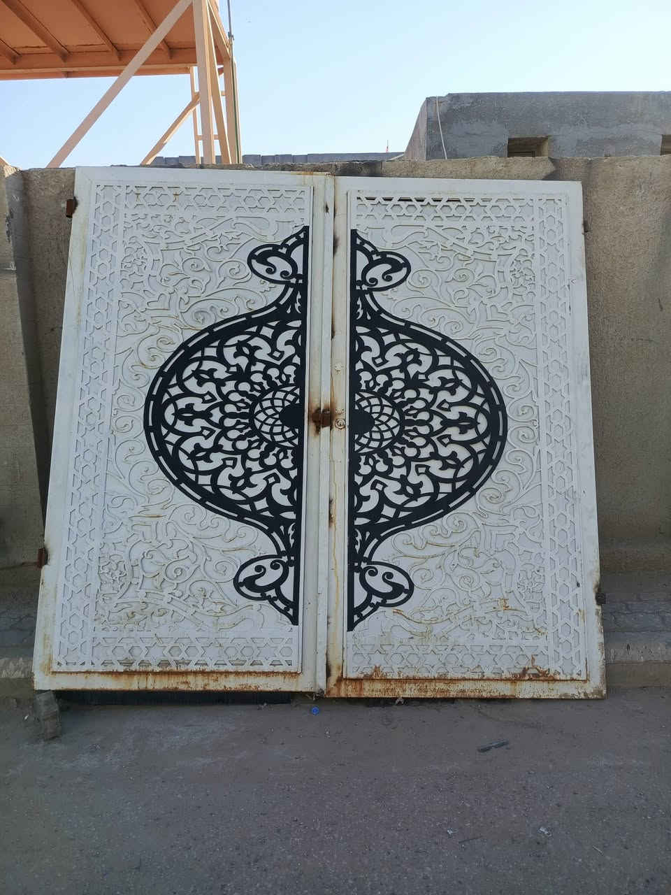 سلام عليكم باب رئيسيه حديد ثقيل نضيفه جدأ الارتفاع 234 واعرض 240وسعره مناسب جدا الاتصال ***********
