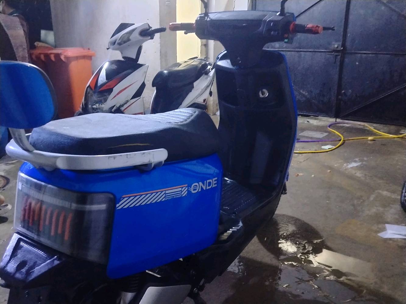 دراجة شحن للبيع كلشي مكفول بيها فقط بطاريه هابطه يعني دراجه بدون بطاريات
تاير أمامي جديد
تاير خلفي جديد
سكليتر جديد
هورن شغال
دكسات خلفيه جديده
اشاير شغاله
بك شغال
لايت عالي ناصي شغال
.. سعره ٣٥٠ وبي مجال
***********