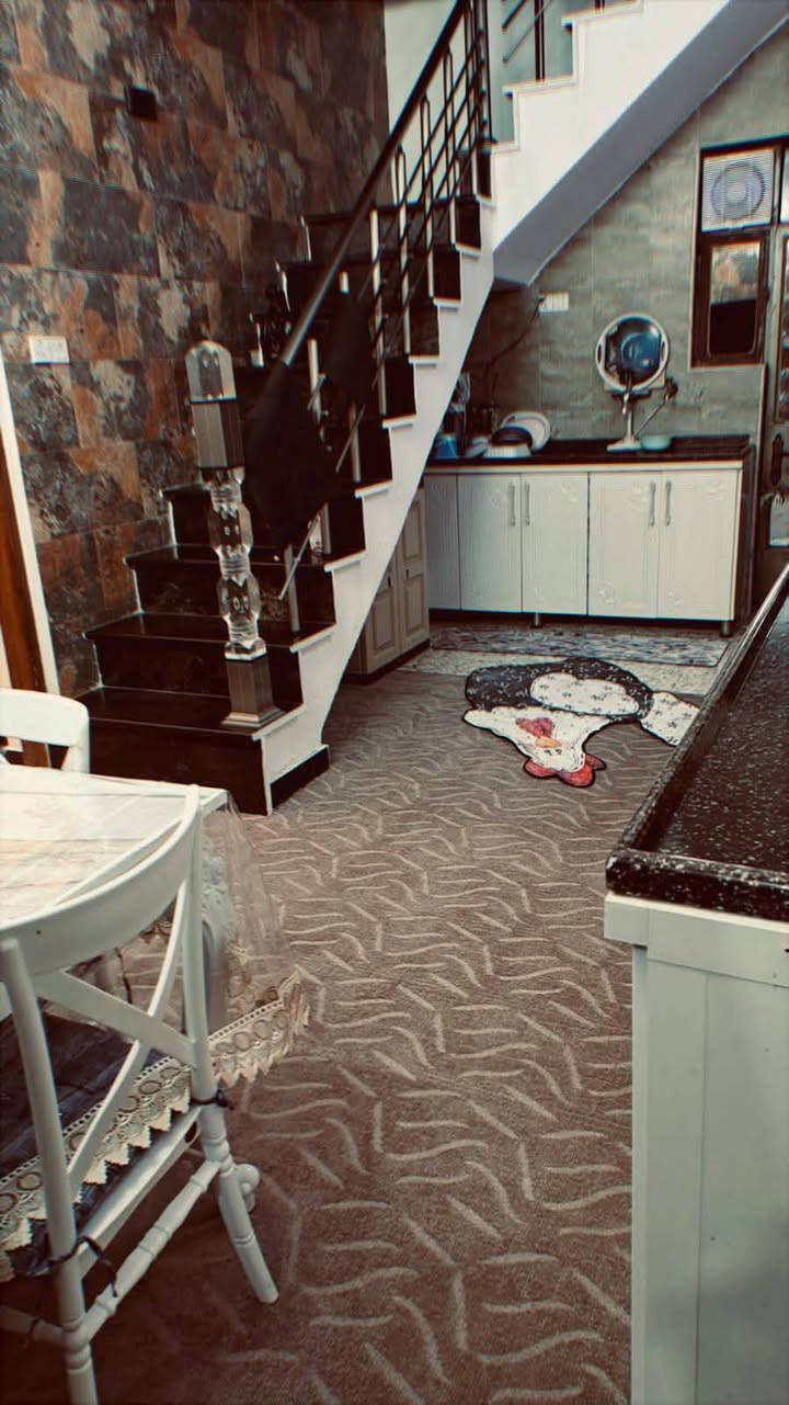 بسم الله الرحمن الرحيم 
بيت ٩٠ م واقع حال ١٠٠ م مربع طابقين 
 سند ٢٥ طابو زراعي ملك صرف 
  يحتوي على
الطابق الأرضي 
 غرفة نوم  واستقبال ومطبخ كبير وحمام وتواليت  ومنور 
الطابق الاول
غرفتين نوم وصاله وصحيات ومنور 
الطبق الثاني 
بيتونه وسطح .
خدمات كامله( كهرباء ،ماء ، تبليط ، ومجاري .
الموقع الشعب السريدات مدخل منصور الركابي بداية المربع الأول. 
وجه المنطقه على الشارع التجاري . يعني يصلح للسكن او للاستثمار .
السعر ١٣٠ مليون وبي مجال
 للاستفسار الاتصال  ***********
او واتساب
