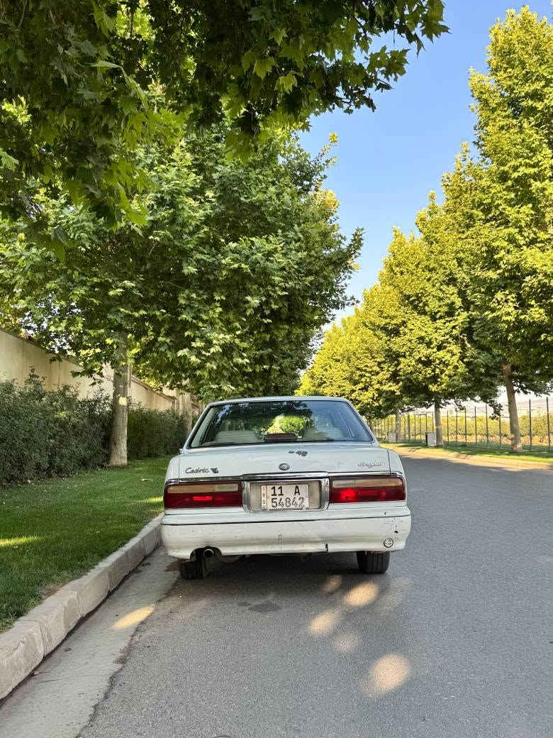 🚗 **بۆ فرۆشتن - ئۆتۆمبێلێکی کلاسیکی کەشخە و جیاواز** 🚗

**زانیارییە سەرەکییەکان:**
* **جۆری ئۆتۆمبێل:** نیسان سەدریک (Nissan Cedric) - پۆلێنی بڕۆگام (Brougham)
* **مۆدێل:** 2001
* **ڕەنگ:** سپی
* **مەکینە:** شەش پستۆن (V6) - بەهێز و توندوتۆڵ
* **گێڕ:** عادی (Manual) - زۆر گونجاوە بۆ ئەو کەسانەی حەزیان لە لێخوڕینی چێژبەخشە
* **تابلۆ:** ژمارە بەغدا
* **سووتەمەنی:** بەنزین + سیستەمی غازی لەسەرە (زۆر ئیقتسادە)

**تایبەتمەندی و مواسەفاتەکانی:**
* **ژوورەوەی ئۆتۆمبێل:** زۆر خاوێن و کەشخەیە، داشبۆرد ڕەنگی ڕەساسییە لەگەڵ دیکۆری دار (سندیان) کە دیمەنێکی شاهانەی پێ بەخشیوە.
* **کوشنەکان:** ڕەنگی بێجی/کرێمی، زۆر فراوان و ئاسوودەن بۆ سەفەر و ڕێگای دوور.
* **تەبرید (سیستەمی فێنککەرەوە):** زۆر سارد و سافە، بێ هیچ کێشەیەک کار دەکات.
* **شێوەی دەرەوە:** دیزاینێکی کلاسیکی و هەیبەتی هەیە، لەگەڵ لۆگۆی نیسان لەسەر بۆنید و ڕووپۆشی کرۆم بۆ دەسکی دەرگا و لایتەکان.
* **ئەگزۆز:** سیستەمی ئەگزۆزی جووت (دوو لولەیی).

**کورتەیەک لەسەر حاڵەتی ئۆتۆمبێلەکە:**
ئەم ئۆتۆمبێلە یەکێکە لە مۆدێلە ڕەسەنەکانی نیسان و زۆر گونجاوە بۆ ئەو کەسانەی ئاشقی ئۆتۆمبێلی جیاواز و بەهێزن. لاشە (بەدەنی) زۆر قایمە، ناوەوەی زۆر خاوێنە و بەباشی پارێزراوە. تەنیا لە دەرەوە کەمێک بۆیەی هەڵوەریوە، هەروەها لای بەنزینەکەی بۆیەی هەیە (سبوغە) بەڵام بەبێ لێدران. 
لە ڕووی کارکردنەوە، نە لە مەکینە و نە لە هیچ شوێنێکی تری ئۆتۆمبێلەکەدا هیچ کێشە و کەموکوڕییەک نییە و بەتەواوی ماڵی دۆستە. خاڵە هەرە باشەکەشی ئەوەیە کە سیستەمی غازی بۆ بەستراوە و زۆر ئیقتسادییە بۆ مەسرەف. بە خەرجییەکی کەم ڕێک دەکرێتەوە و وەک بووکی لێدێتەوە.

💰 **نرخ:** 65 گەڵا و کەمێک مەجالی تێدایە
📍 **شوێن:** هەولێر
📞 **ژمارەی پەیوەندی:** *********** أربيل, العراق
