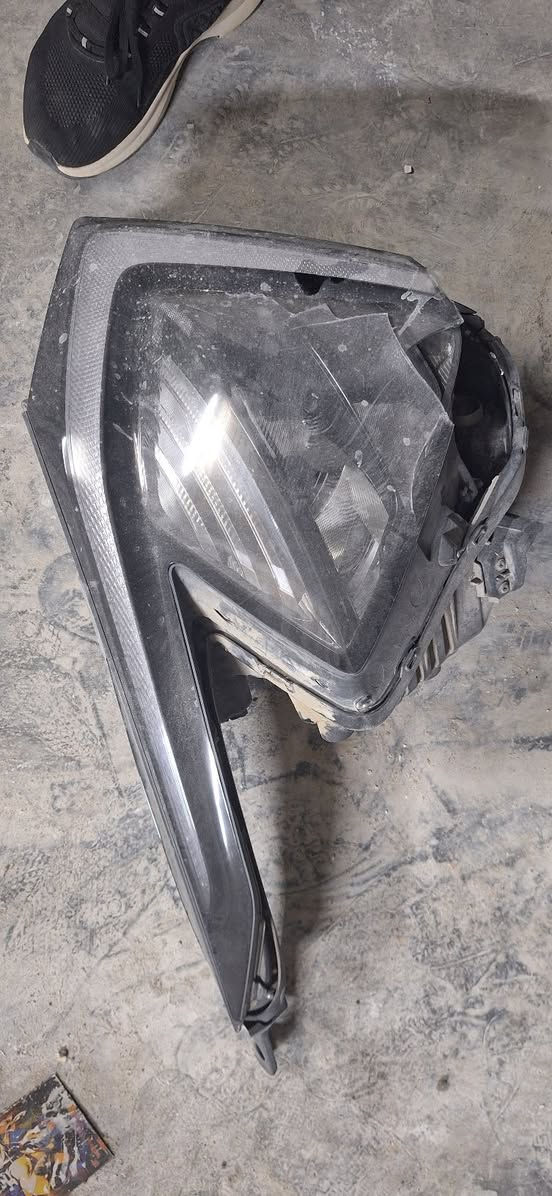 جهة اليمنة مال خليجي ٢٠٢٢ بلادي مال سيارة كلوبات الزنون كاملة بلاد الاصل فقط بي صار كسر بسيط من جوة طفة اللد يتصلح ب ٥٠ اعتقد بغداد الحرية ***********
