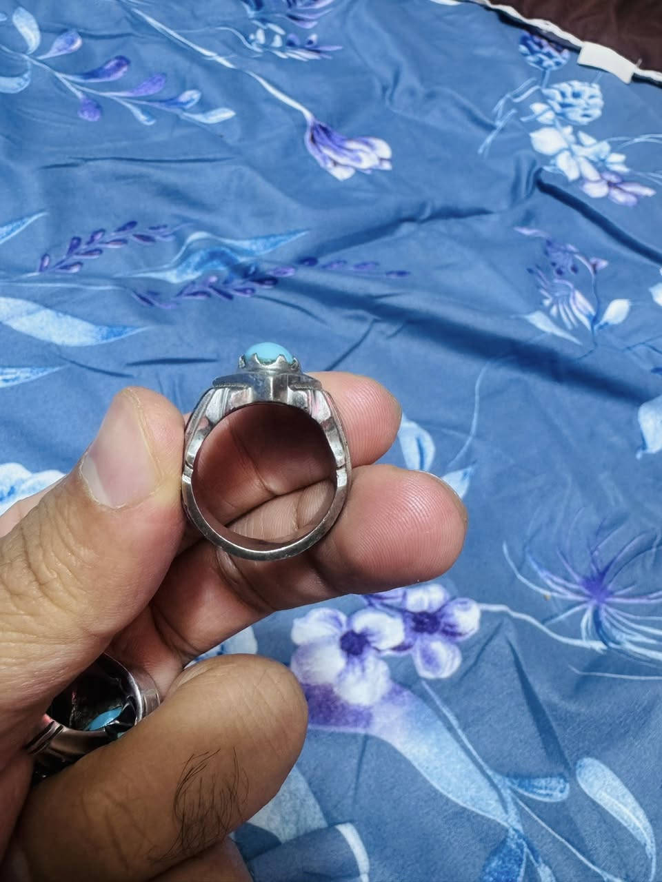 السلام عليكم 
فيروز نيشابوري الاصلي قديم صياغة ثقيلة 
السعر 200 دولار
العنوان كربلاء 
للاستفسار ***********
