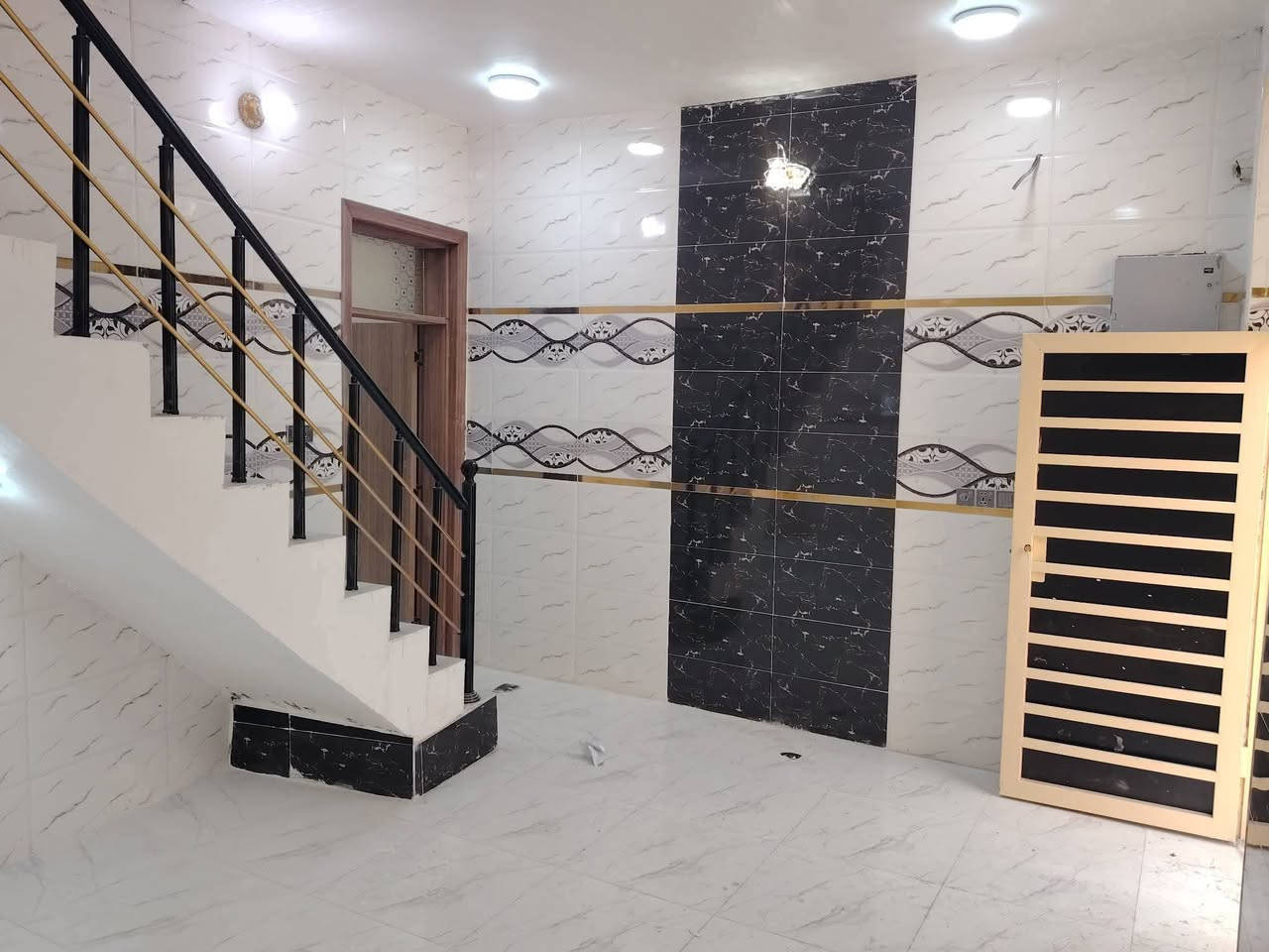 بيت على شارع المطار مقابيل ملحق القريه ماء وكهرباء واتبليط الحد باب بيت طابو زرعي سند 25 بناء طابوك جمهوري صب كونكريت سيراميك بورسلين ثقيل الاستفسار خاص او اتصال على الرقم ***********
