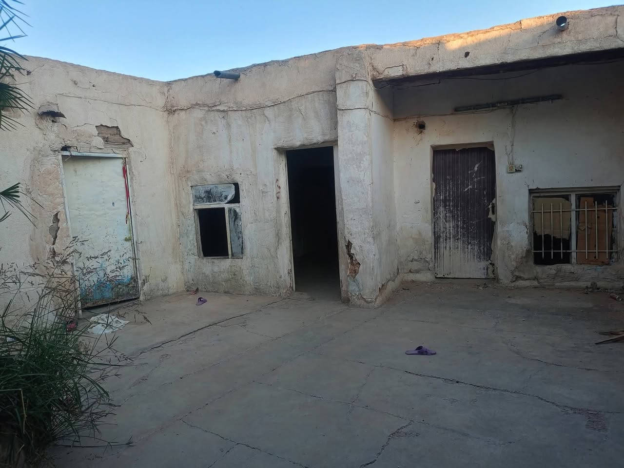 يالله بيت بل قرية القديمة مساحة 210 متر طابو شرط التحويل  للبيع
سعر 25 مليون شراي اتصل على الرقم ***********
مكون من (أربع غرف نوم ثلاث بل طابق الأول و واحدة الطابق الثاني+هول+ربعة+مطبخ+مغاسل تواليت+حمام+حديقة داخلية صغيرة) للبيع تواصل على الرقم *********** البيت مال تفليش
