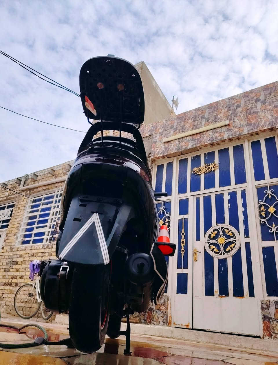 السلام عليكم فراشة للبيع نضيفة فوووول مكينة مبدل بيهة ولفات فقط ناعمة الدراجة مابيه اينقص هورن سلف هندر  لايت امامي بك لايت اشاير رماش يشتغل ع الطاقة الشمسية عداد سرعه شغال تلبيسة كشن جكمجة  شغالة انبيثري شغال كابريتة جديدة تفصيخ هورن جديد تايرات نضيفة سعر ٤٥٠  قفل وبيه مجال قليل حك الجية مكاني الحمزة الشرقي هذا رقمي وبيه واتساب 
***********
