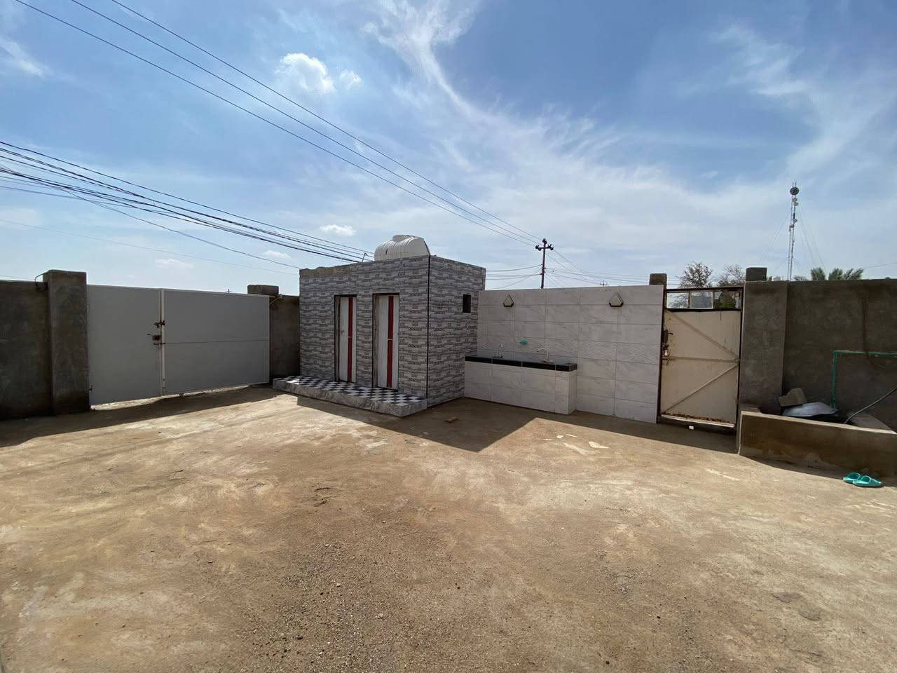 السلام عليكم
بيت للبيع مساحه 300 
كامل لبخ سيراميك أبياض 
3 غرف نوم 5في4 ساحه درج 11في4 صاله6في4 ومطبخ6في3  استقبال خارجي 8 في 4 يتكون علا 3 صحيات خارجيه وداخليه ترك خلفي 11في4  الطابق ثاني قيد الإنشاء 🏗️🧱
الموقع الكوت ناحيه شيخ سعد طريق الشهابي قرب معمل الغاز
  ‏‪***********‬‏ أحمد
