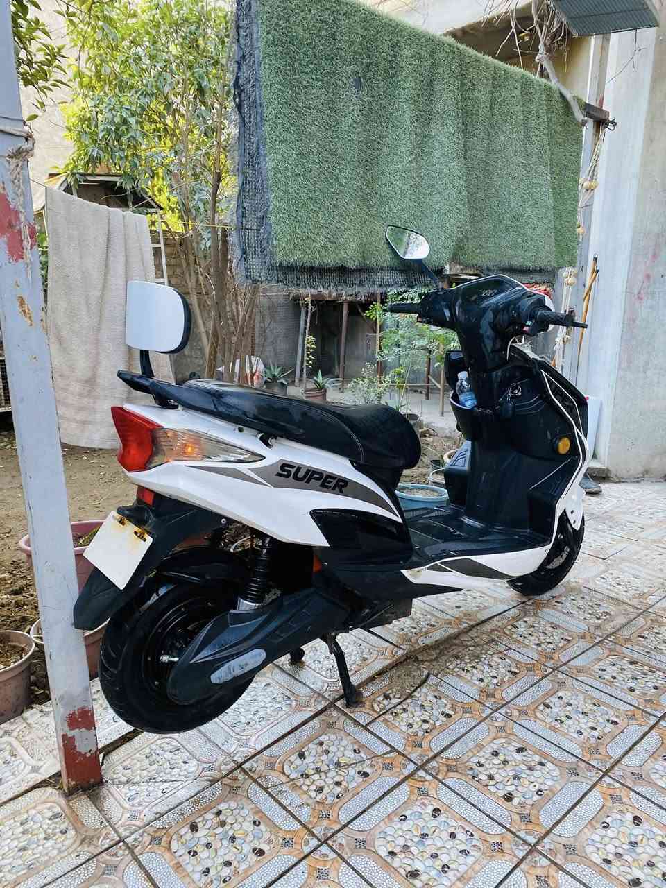 سعر(525)
دراجه شحن سكنس 
6 باتريات كبار يمشن 40 كيلو و على فحص
دراجه نظيفه و كامله من كلشي بصمتين وصل شراء 
مكاني بغداد الغزاليه
‭0787 075 9296‬
