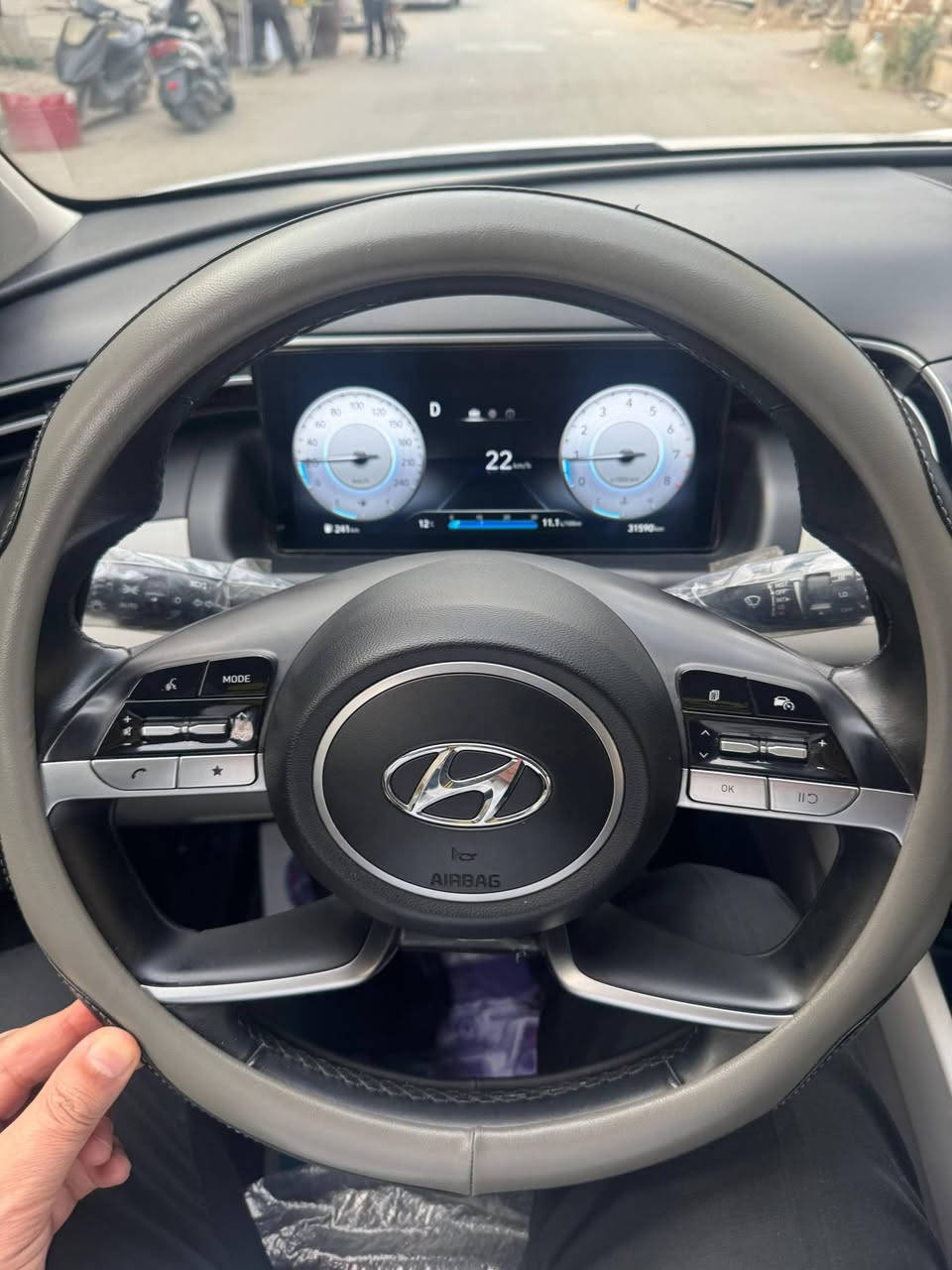 سلام عليكم للبيع توكسان موديل 23 ماشي 31 الف خليجي  السيارة نظيفه جداً جداً الضربه يم قبق البانزين فقط السيارة جديدة جديدة اخت الزيرو السعر 22,300$  مكان السيارة بغداد الكريعات شارع المعارض للأتصال ***********
