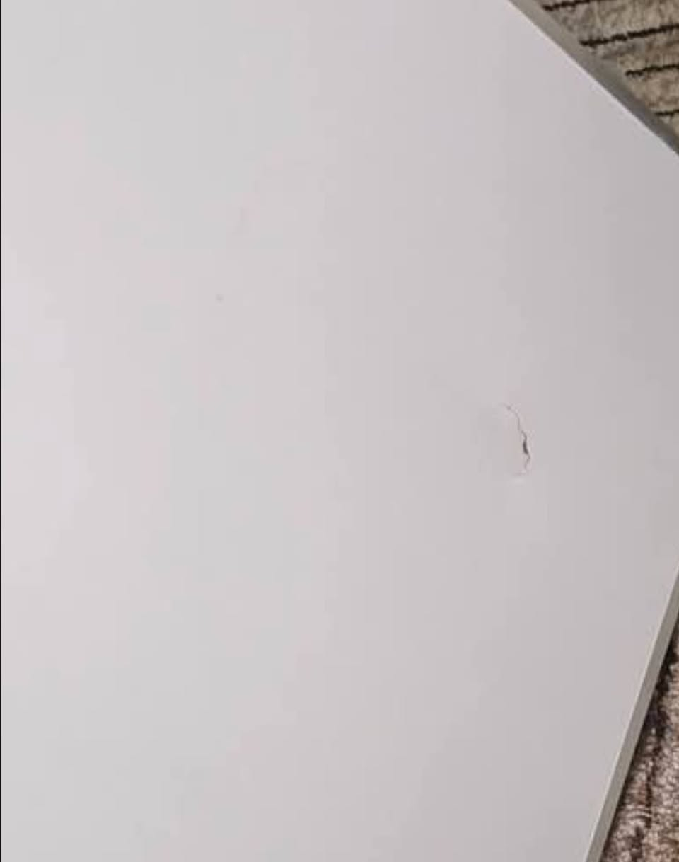 ميز طعام يطبك على شكل حقيبه بي ضرر بسيط مثل ما موضح بالصورة سعره 50وياه اربعه كراسي ***********
