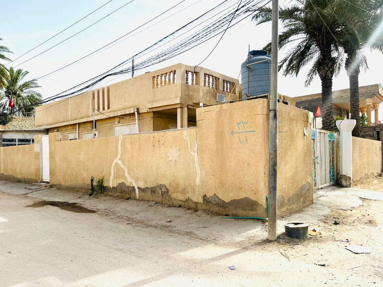 للبيع 
حي العسكري 
بيت ركن عله شارعين 
قرب مول القبطان 
المساحه 300 متر
يحتوي على 2 غرف نوم مساحه الغرفة 5 في 4 
صاله 5 في 4
المضيف 6 متر في 4
صحيات خارجية + داخليه 
مطبخ داخلي مساحته 5 في 4
 أو مطبخ خارجي حار 3 في 4 
للتواصل ***********
@إشارة
