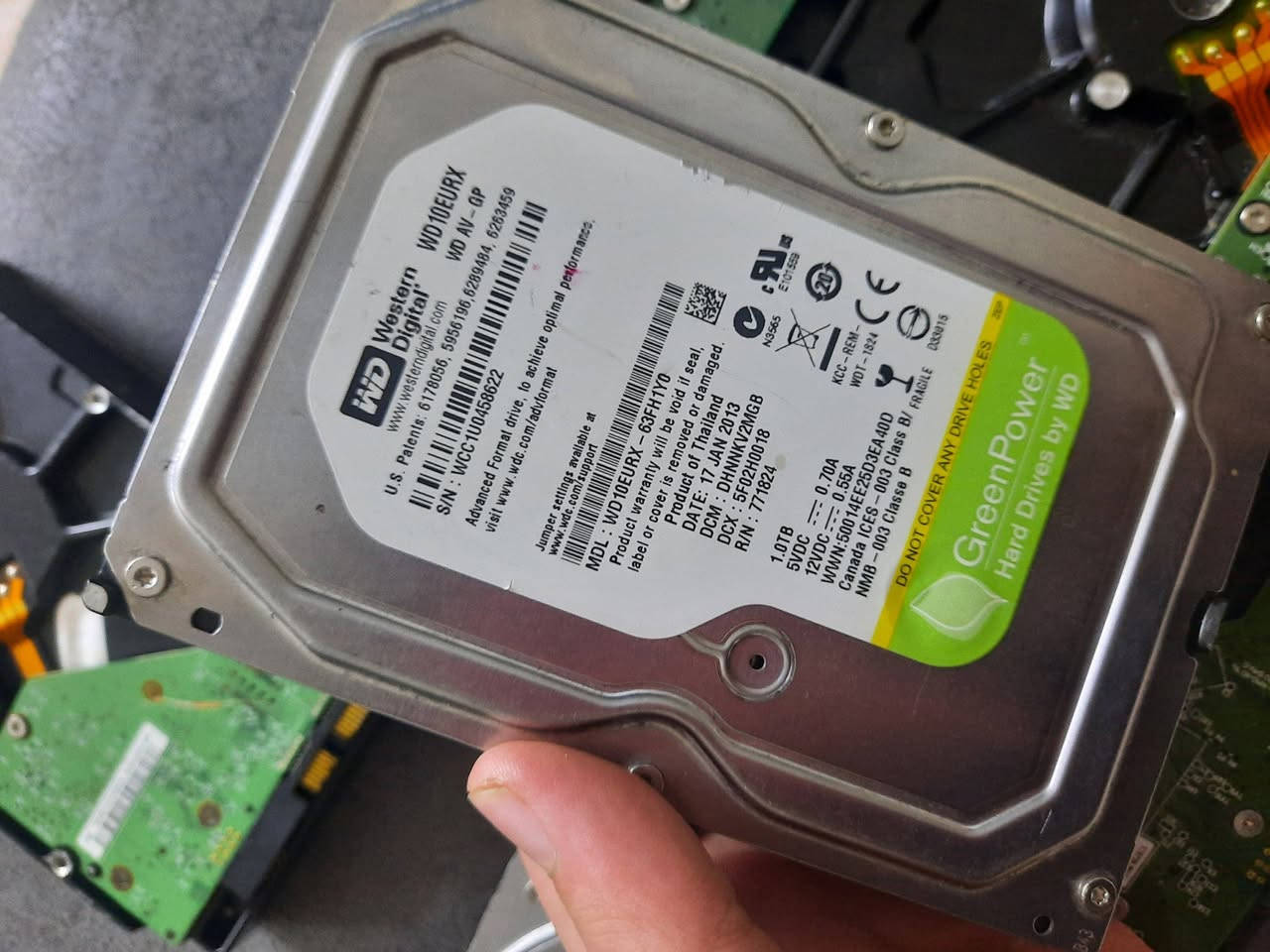 السلام عليكم 
هاردات HHD للبيع فحم 
طلعن اهتزازات بعد الله اعلم شغالات او لا 
سعر القطعه 6.500 
والتيره وحده 9.000
والياخذ اكثر من 3 احسبله قطعه ب 6.000 
يوجد توصيل تواصل وحجز ***********
