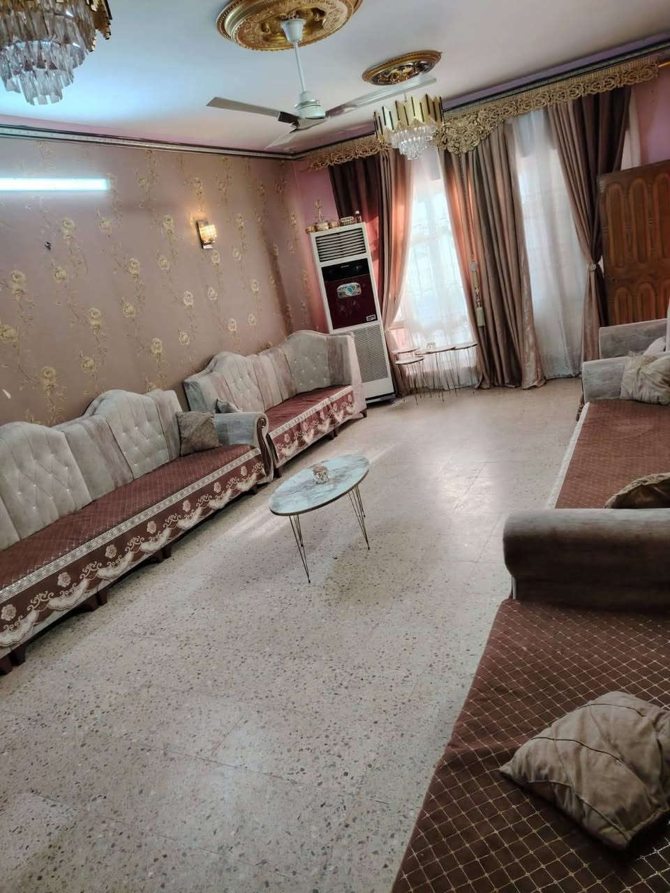 السلام عليكم بيت مساحه 200 متر منطقه الغزاليه شارع دائره الكهرباء ب اول شارع قريب ع الشارع العام الواجهة ١٠ و النزال ٢٠ البيت بي ٤ غرف نوم و ٣ صحيات و طرمه تتسع ل سيارتين معروض ب ٣٣٠ وبي مجال للاستفسار ***********70
