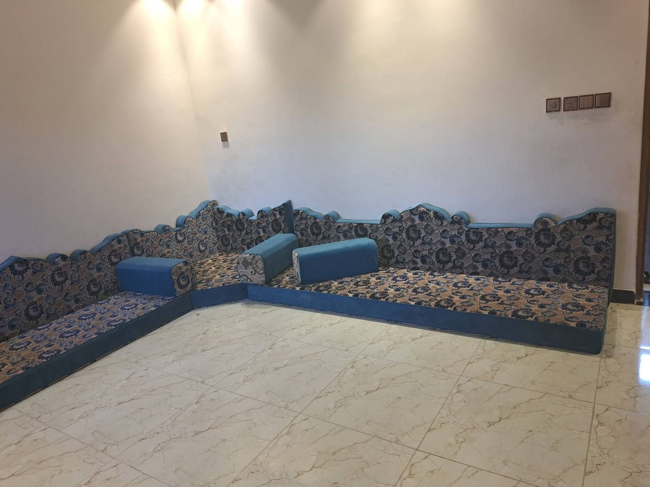 السلام عليكم
جلسه عربيه مستعمله نظيف للبيع 
سعره 600 الف وبيه مجال 
العنوان فلوجة حي التأميم يم أسواق يثرب 
الشراي يتصل على هذا الرقم 
***********
