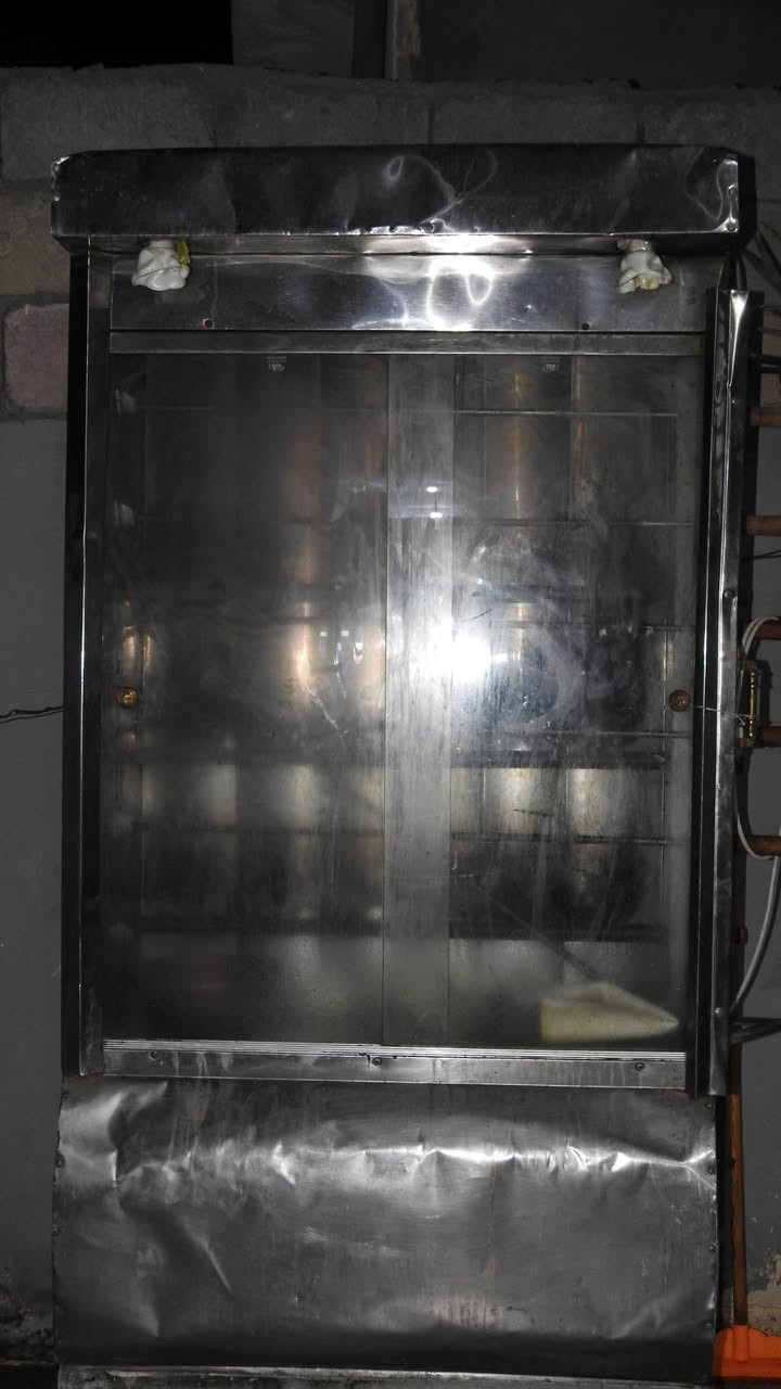 السلام عليكم شوايه دجاج ماطورها شغال مع ميز طعام للبيع سعر ٢٥٠ وبيها مجال حك الجيه  عنوان العزي ***********
