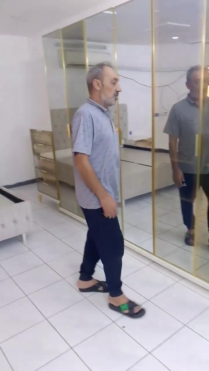 نجار لفتح وشد جميع انواع الغرف العراقية والتركيه والماليزيه وصيانتها وصبغ الابواب الخشبيه والجراجيب ونقل الأثاث ***********.  واتس
