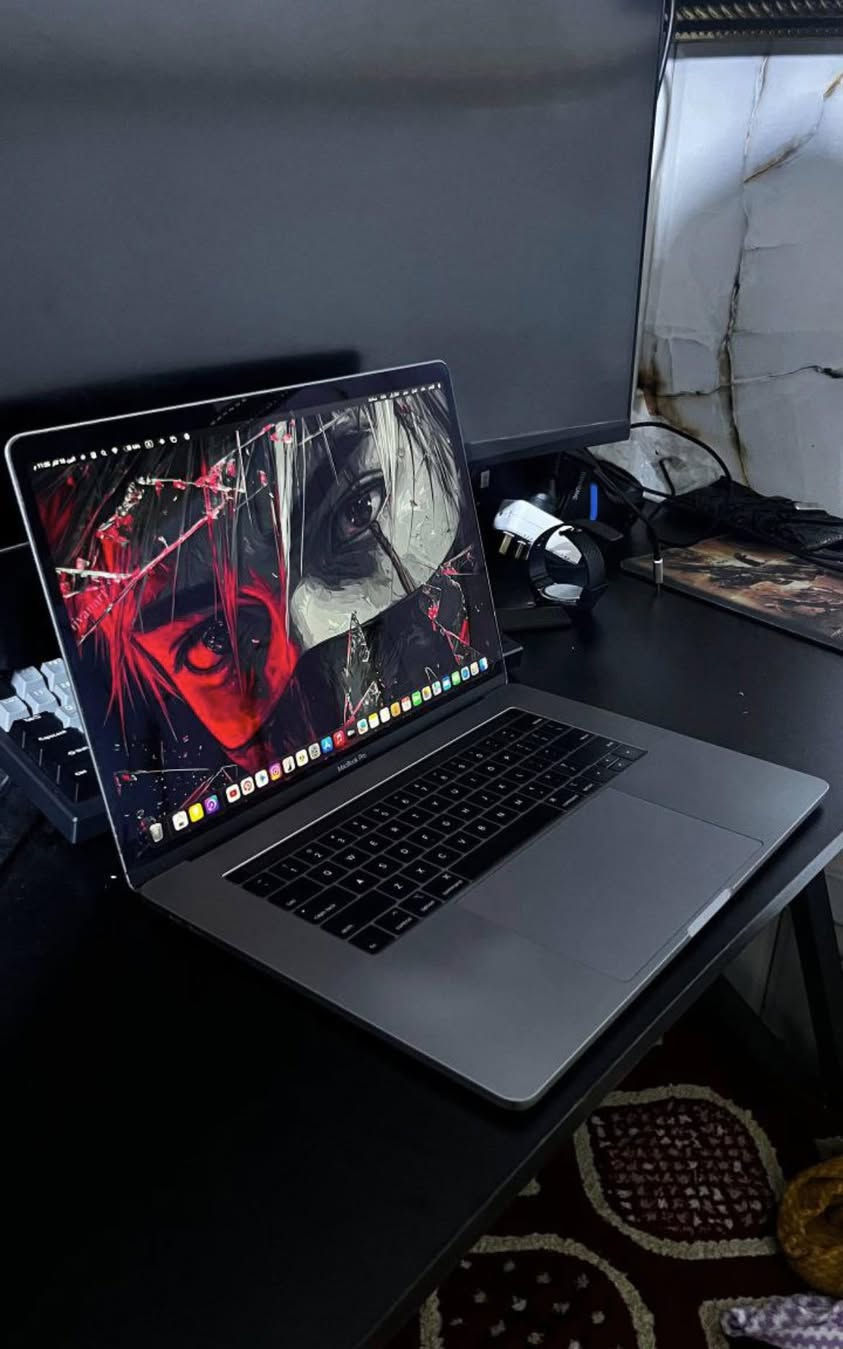 MacBook Pro 2018 – 15 إنج
 • شاشة Retina 15.4 إنج بدقة 2880×1800
 • معالج Intel Core i7 سداسي النواة
 • كرت شاشة Intel UHD 630 + Radeon Pro
 • رام 16GB DDR4
 • تخزين SSD سريع (256GB /)
 • Touch Bar + بصمة Touch ID
 • 4 منافذ Thunderbolt 3 (USB-C)
 • بطارية تدوم حتى 10 ساعات
 • وزن 1.83 كغم

جهاز قوي مناسب للتصميم، البرمجة والمونتاج.
للاتصال و الاستفسار : مراسلة هاذه الصفحه او واتساب 
***********
