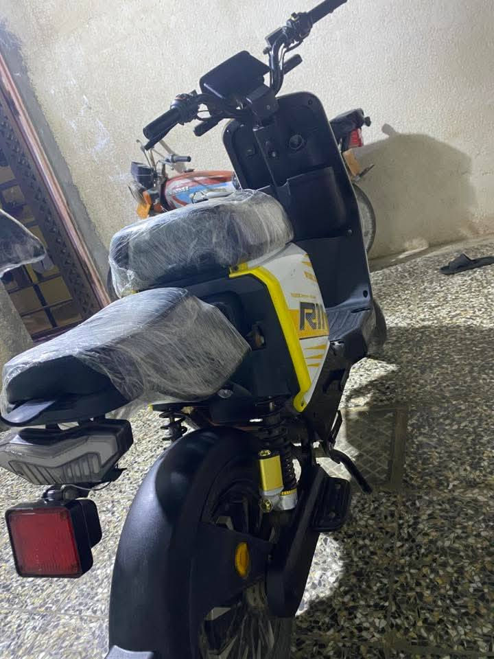 سلام عليكم عندي دراجه شحن للبيع نظيفه نوع الدراجه R11حجم الملف 2000 واط حقيقي مديل 2025 السرعة بالشاشه 109
ومن تمشي بيها هم 109 بريكات هايدروليك امامي وخلفي امبيثري شغال هورن شغال كهربائيات كلها شغاله ماناقصه برقي مكاني البصرة الهارثه رقم الهاتف *********** بي واتساب السعر 500وبيها مجال قليل
