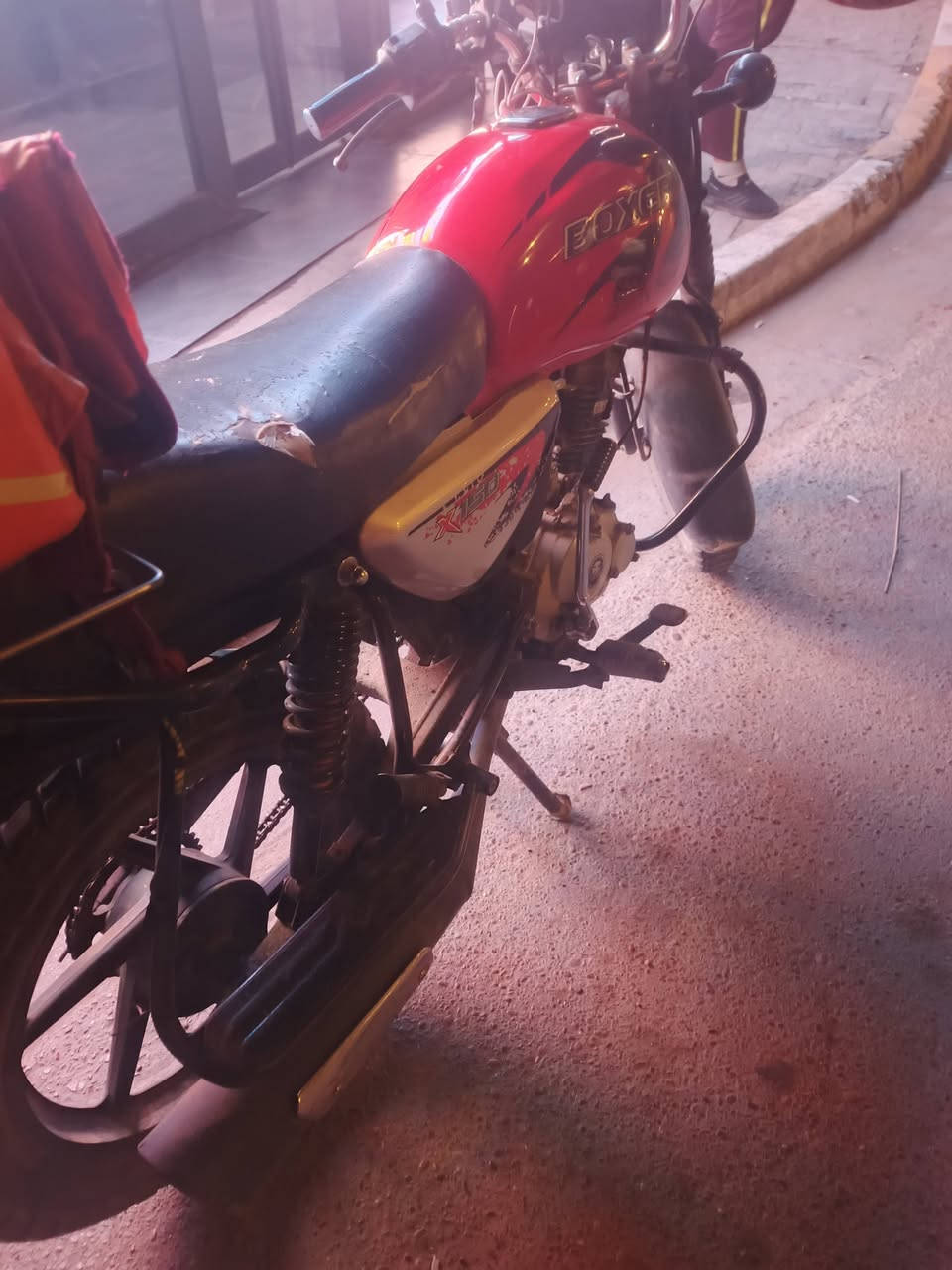 بوكسر موديل ٢٣ مسجله ٢٢ للبيع دراجه بيهه بس الكور مبدل تجي وتشوف بعينك لا تبخير ولا تنقيص شلعتهه حلوه معروضه ب ٢١٠٠ وبيهه مجال بسيط ***********
