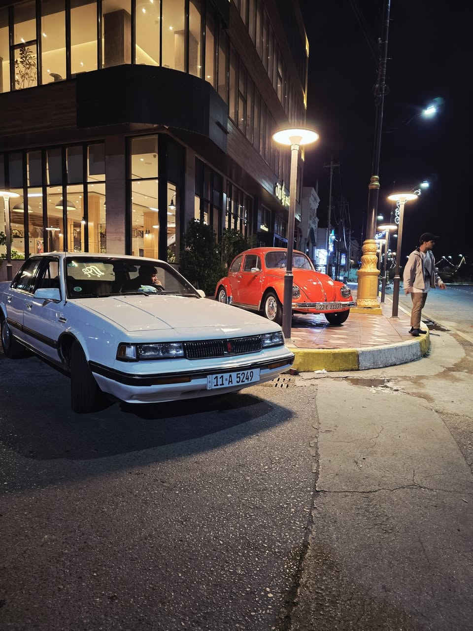 للبيع اولدز موبيل ١٩٩٠ مكفوله من ضربه وصبغ وتبديل كير ومكينه مكفولات تبريد ثلج سياره علا وضع شركه كله شغال ترايك شرط ٢٠٠ بسمي رقم مميز تحويل ثاني يوم السعر ٦٨مكاني  بسمايه او شهداء البياع شراي يتصل ***********/***********
